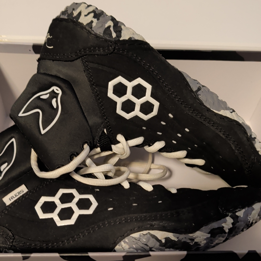 Rudis Black Athletic Shoes with Hexagon Design